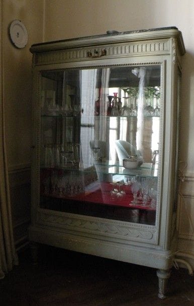 Vitrine en bois mouluré et laqué de style...