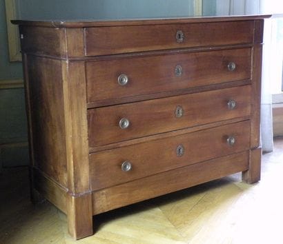 Commode en bois naturel ouvrant à trois tiroirs...
