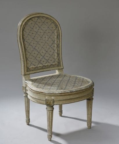 Chaise cannée en bois mouluré et laqué blanc,...