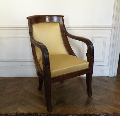 Fauteuil en acajou à dossier gondole, pieds...