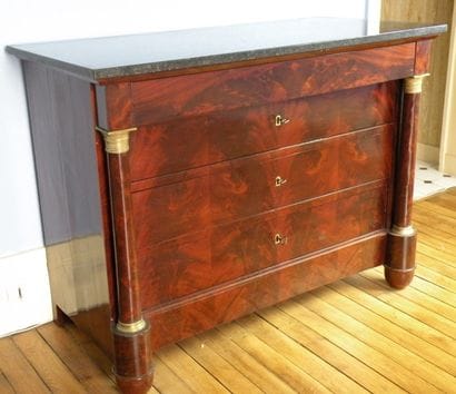 Commode en acajou à colonnes détachées, elle...