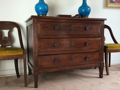 Commode à trois tiroirs du début du XIXe...