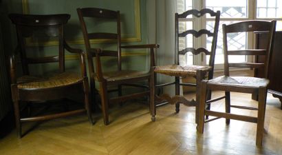 Lot de deux fauteuils et de trois chaises...