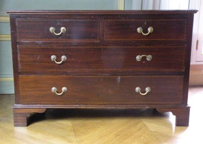 Commode en placage d'acajou ouvrant à quatre...