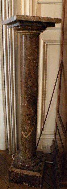 Colonne en marbre rouge des Flandres, de...