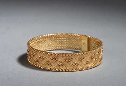 Bracelet semi rigide en or.

P. 48 g