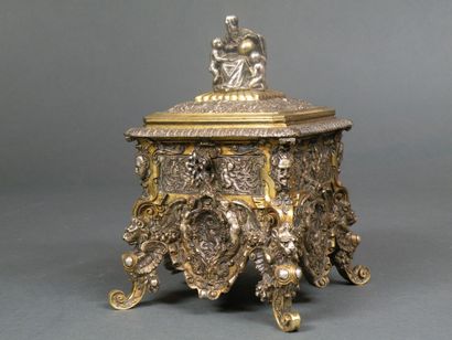 P. ROUSSEL à Paris

Coffret à bijoux en bronze...