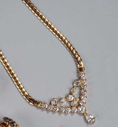 Collier orné d'un diamant taillé en poire...