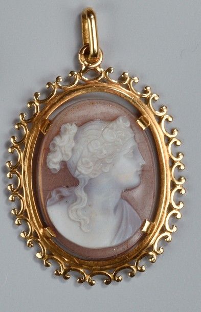 Pendentif orné d'un camée ovale représentant...