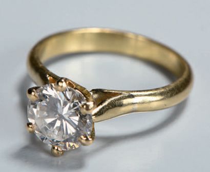 Bague ornée d'un brillant monté en solitaire...