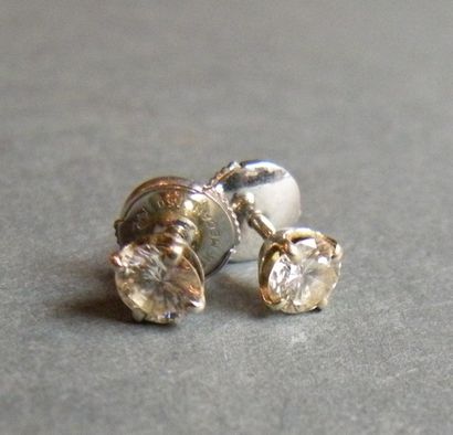 Paire de boucles d'oreille serties de deux...