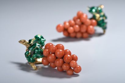 Paire de pendants d'oreille en forme de grappe...