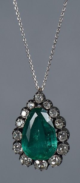 Pendentif orné d'une émeraude taillée en...
