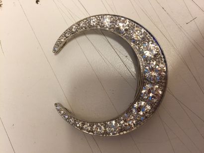 Broche en forme de croissant de lune composée...