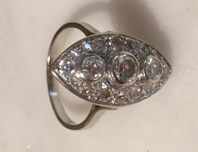 Bague marquise en or gris 18K (750) ornée...