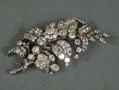 Belle broche bouquet pavée de diamants coussins...