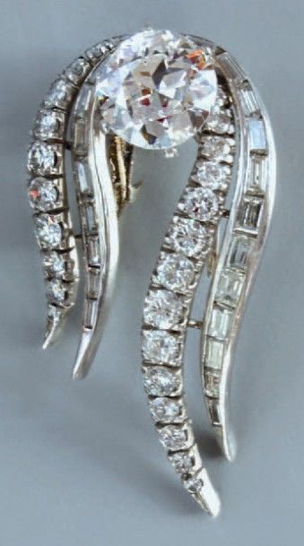 Clip draperie des années 1950 orné d'un brillant...