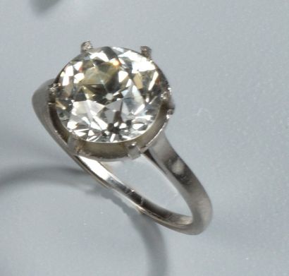 Bague ornée d'un brillant monté en solitaire...