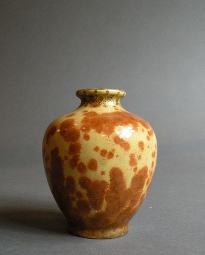 Vilmos ZSOLNAY (1840-1900)

Petit vase ovoïde...