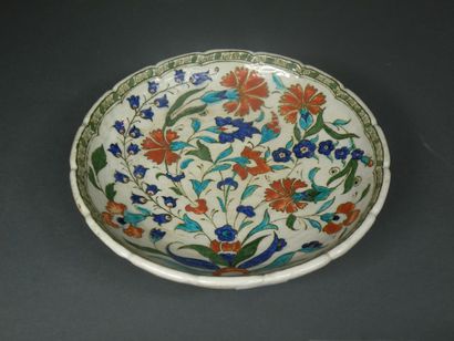 Plat en faïence à décor de fleur dans le...