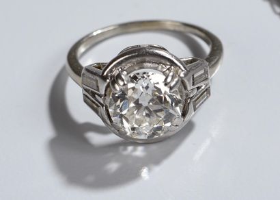 Bague ornée d'un brillant entre deux diamants...
