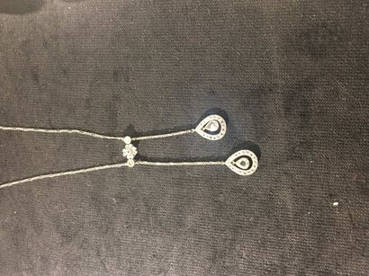 Charmant négligé composé de deux pendants...