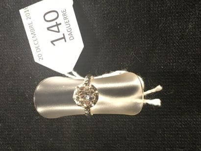 Bague solitaire en or blanc sertie d'un diamant
de...
