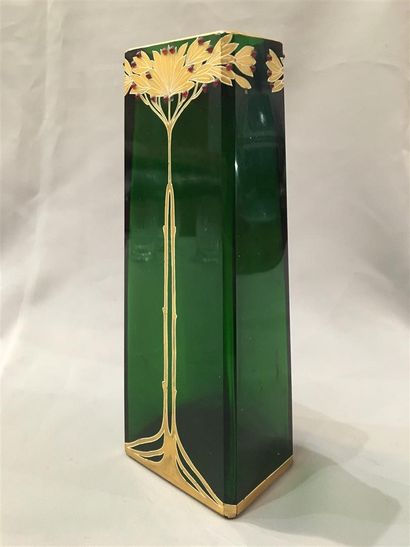 Vase rectangulaire à fond plat, vers 1920
En...