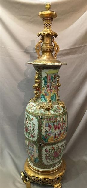 Canton , XIXe siècle
Vase en porcelaine polychrome...