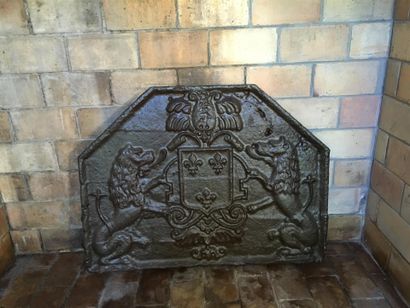 Plaque de cheminée en fonte à décor des Armes...
