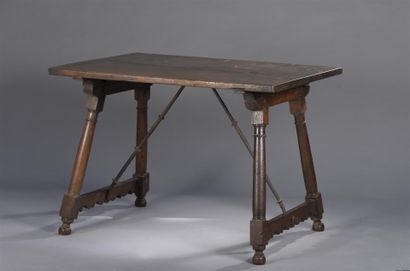 Table en noyer dite 