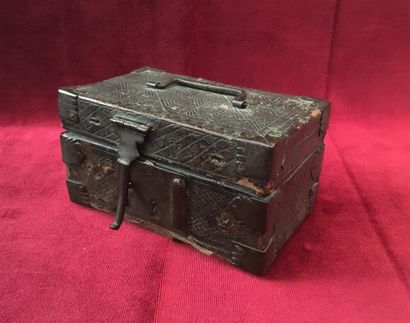 Petit coffret à âme en bois recouvert de...
