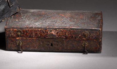 Coffret en cuir à âme en bois avec couvercle...