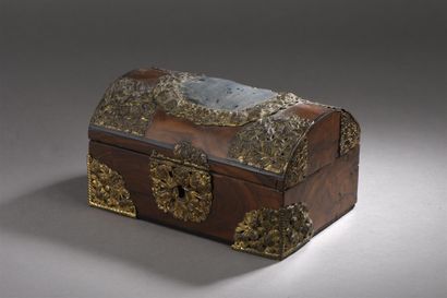 Coffret, XVIIe siècle
En placage de loupe...