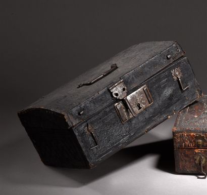 Coffret en cuir gravé avec âme en bois, XVIIe...