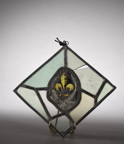 Petit vitrail à décor de fleur de lys en...