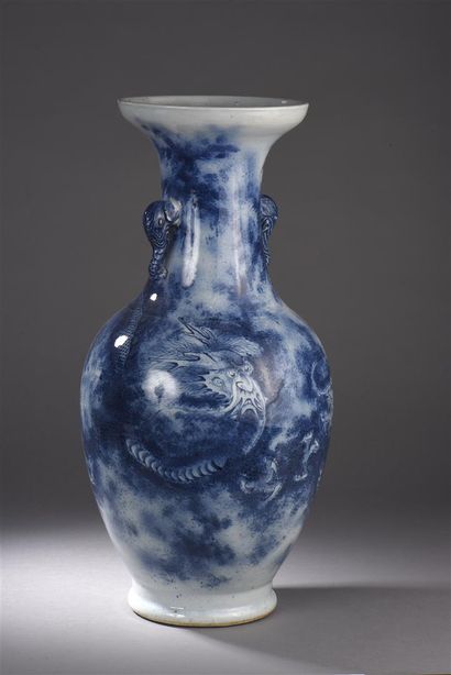 Grand vase en porcelaine bleu blanc
Chine,...