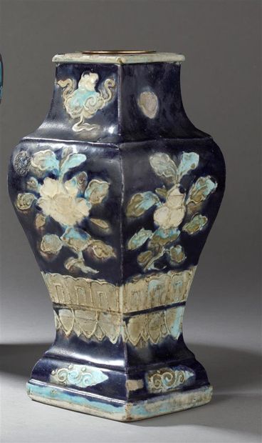 Vase en grès émaillé Fahua
Chine, époque...