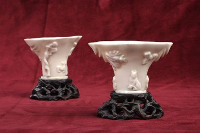 Paire de coupes libatoires en porcelaine...