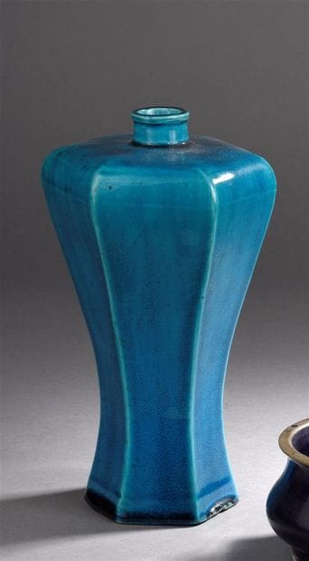 Vase meiping en porcelaine émaillée turquoise
Chine,...