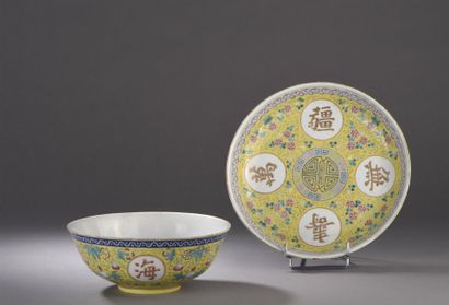 Bol et coupe en porcelaine polychrome
à fond...