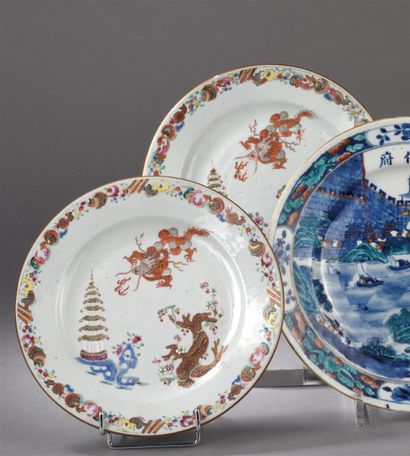 Paire d'assiettes en porcelaine Famille Rose
Chine,...