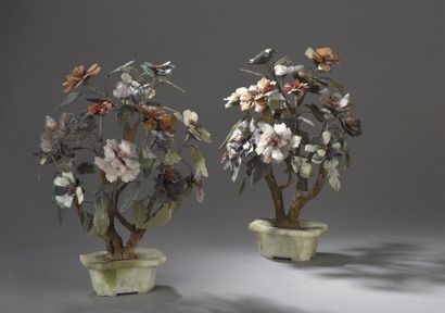 Paire de jardinières en stéatite et pierres...