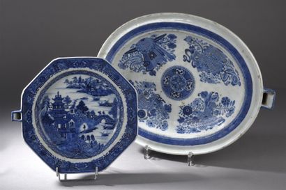 Deux chauffe-plats en porcelaine bleu blanc
Chine,...