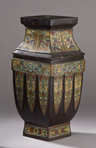 Vase en bronze et émaux champlevés
Japon,...