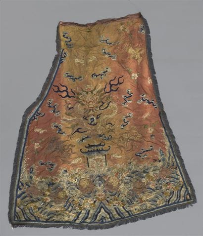 Partie de robe en soie rouge brodée
Chine,...