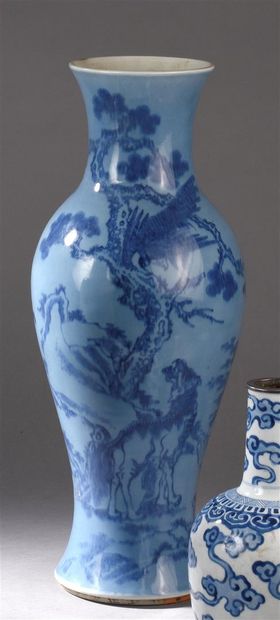Vase en porcelaine à décor bleu sur fond...