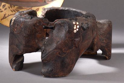 Socle en bois incrusté de nacre
Japon
En...