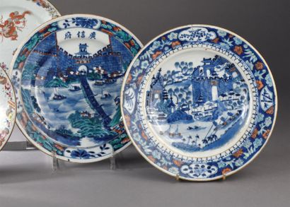 Paire d'assiettes plates en porcelaine bleu...