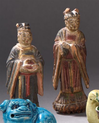 Deux petites statuettes de dignitaires en...